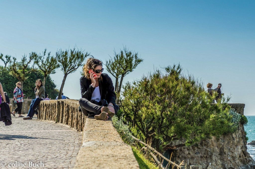 Allo, Biarritz, jeune, jeunesse, mur, téléphone, portable, soleil, tourisme, port, Coline Buch, Sud/Ouest, Océan, pyrénées,  Pyrénées Atlantiques, 64, guide photo, océan
