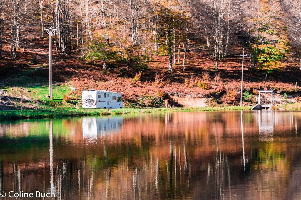 Camping-car, reflet, lac, forêt, Iraty, Coline Buch, guide photo, nature, la Soule, pays Basque, Aquitaine, Pyrénées, Pyrénées Atlantique, localguides