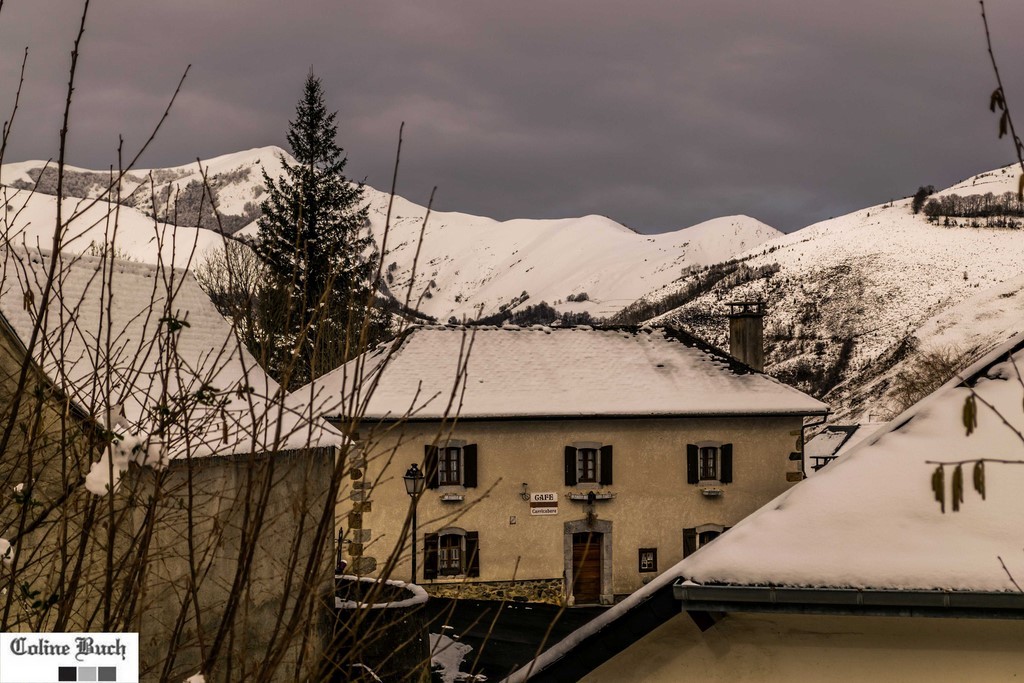64, Sud/Ouest, Aquitaine, La Soule, Larrau, Maison, Larrau, neige, village, bourg, coline Buch, N&B, montagne, café, bar